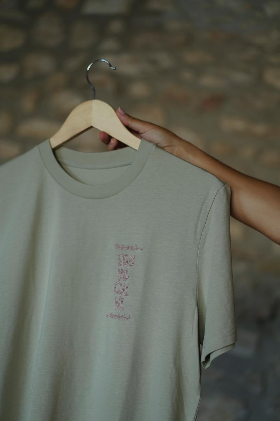 Camiseta "Soy Yoguini" Verde grisáceo
